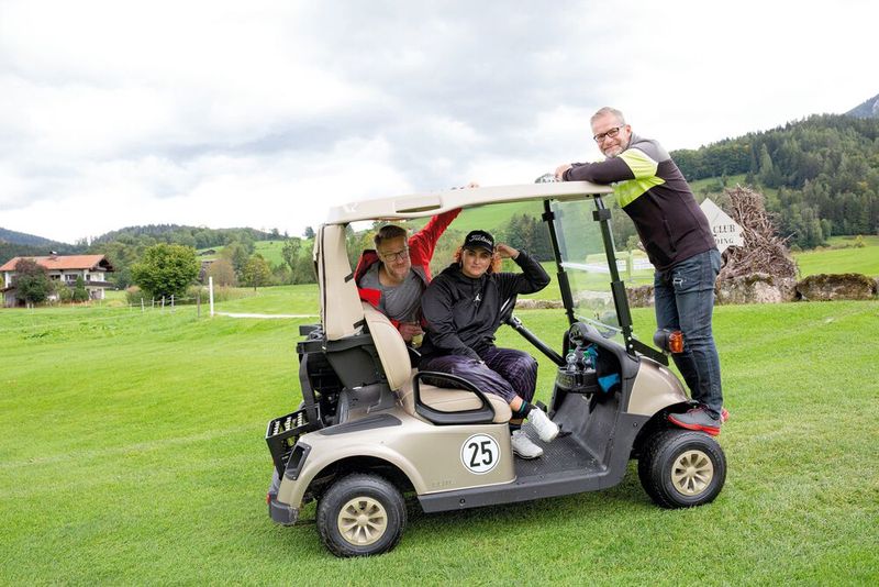 Die Kontrollfahrt über den Platz muss sein: (v. l.) Mike Kaczmarczyk (Fujitsu), Besa Agaj (IT-BUSINESS) und Heiko Lühr (Fujitsu) (Bild: Vogel IT-Medien GmbH)