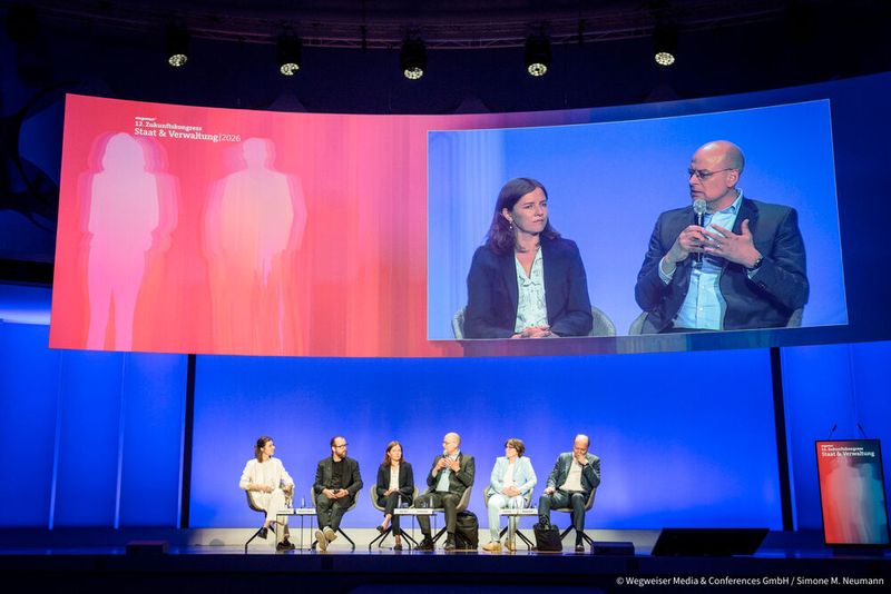 Natürlich war auch digitale Souveränität Thema beim Zukunftskongress. Im Spannungsfeld zwischen Ambition und Realität – welche Weichen müssen wir jetzt stellen? Darüber sprachen, unter der Moderation von Sophia Leiendecker (Cassini Consulting), im Panel auf der Hauptbühne Oliver Blind-Galties, Nextcloud GmbH; Laura Geissler, GovTech Deutschland; Folker Schweizer, BMDS; Simone Conrad, govdigital eG, und Marc Reinhardt, Initiative D21 (v. l.). Im Fokus:  der Staat als Ankerkunde. (Bild: © Wegweiser Media & Conferences GmbH / Simone M. Neumann)