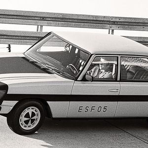 Um Raum für Deformationen zu gewinnen, haben die Ingenieure beim ESF 05 einen V6-Versuchsmotor entwickelt. Die Front- und Heckscheibe aus Verbundglas haben sie mit der Karosserie fest verklebt.(Bild:  Daimler AG)