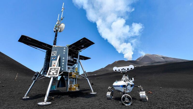 Roboter-Teams des DLR üben am Ätna den Einsatz auf dem Mond. Der Roboter rechts im Bild bewertet mithilfe seiner Kameras Bodenproben. Ein zweiter Roboter kann diese aufsammeln und zum Lander (links) bringen. 