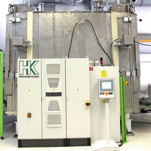 Im Umluftofen von HK Präzisionstechnik werden 3D-Teile ersmals durch zwei geregelte Kammern befördert und dabei schonend und gleichmäßig auf die nötige Prozesstemperatur erhitzt und durchwärmt.