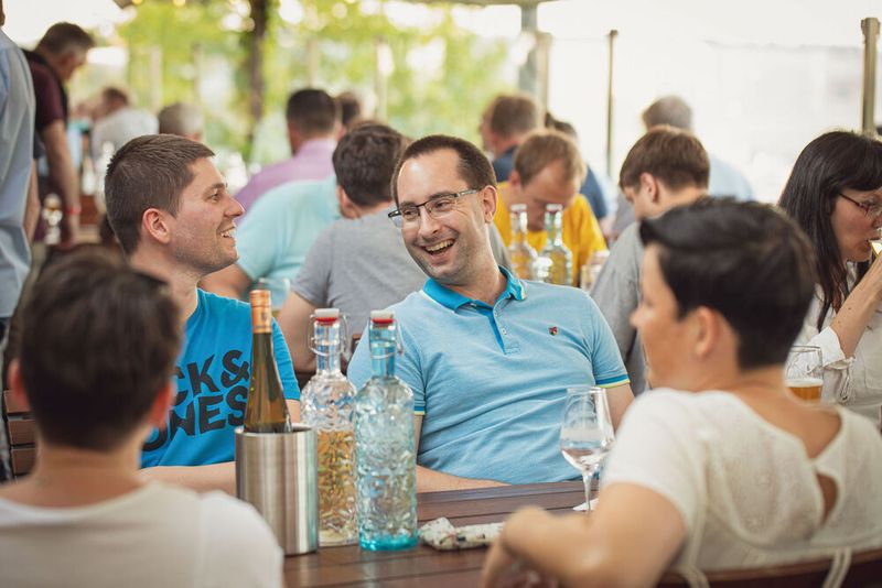 Anwenderkongress Steckverbinder 2023: Die Abendveranstaltung am Dienstag auf dem Nikolaushof mit Blick über Würzburg. (Bild: Stefan Bausewein)