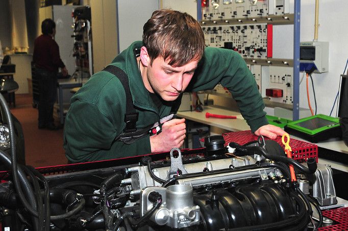 Der spätere Sieger, Manuel Krüger, sucht hier den Grund für einen unrunden Motorlauf und einen zu hohen Verbrauch. (Foto: Schmidt)