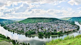 Aufgrund der exponierten Lage an der Moselschleife ist die Angst vor Hochwasser im Kreis Bernkastel-Wittlich hoch. Eine neue Softwarelösung soll die Kommunikation im Ernstfall sicherstellen. (© A. Feller)