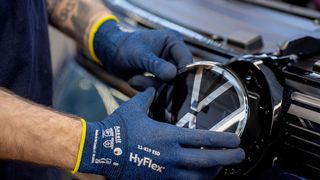 Heute war bei VW viel los! Zum einen musste man berichten, dass der Gewinn auch im zweiten Quartal nicht besser wurde. Zum anderen will der Volkswagen-Chef Oliver Blume jetzt bis zum Jahresende das umstrittene Sparpaket aktiv werden lassen ... (Bild: Volkswagen)