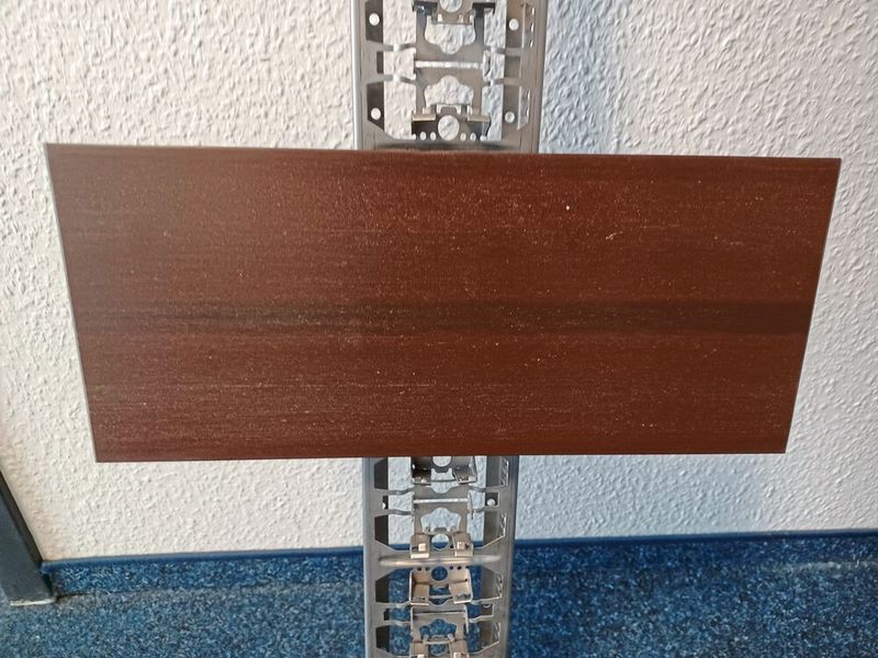 Mittlerweile gehören auch andere Befestigungselemente mit zu den Blechbauteilen, die Novo-Tech für die Umgebung der Dielen und Fassadenpaneelen (hier im Bild) fertigt. (Bild: Novo-Tech)