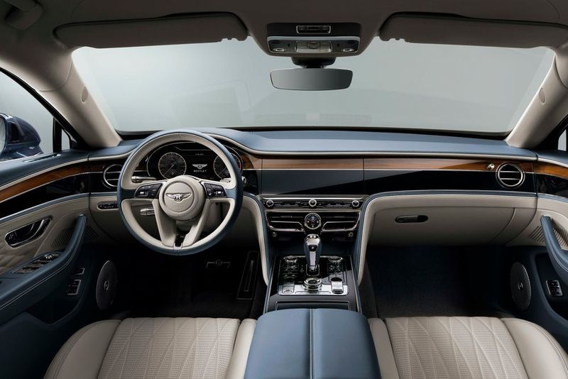 Das 12,3-Zoll-Display des Infotainmentsystems kann auf Wunsch im Armaturenbrett verschwinden. (Bentley)