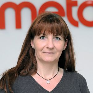 «Mit den Microwaterjet-Anlagen ist nun erstmals eine Maschine verfügbar, welche die Wasserstrahltechnologie mit der Präzision eines Feinschnittlasers verbindet», betont Metaq-Prokuristin Claudia Schemann.