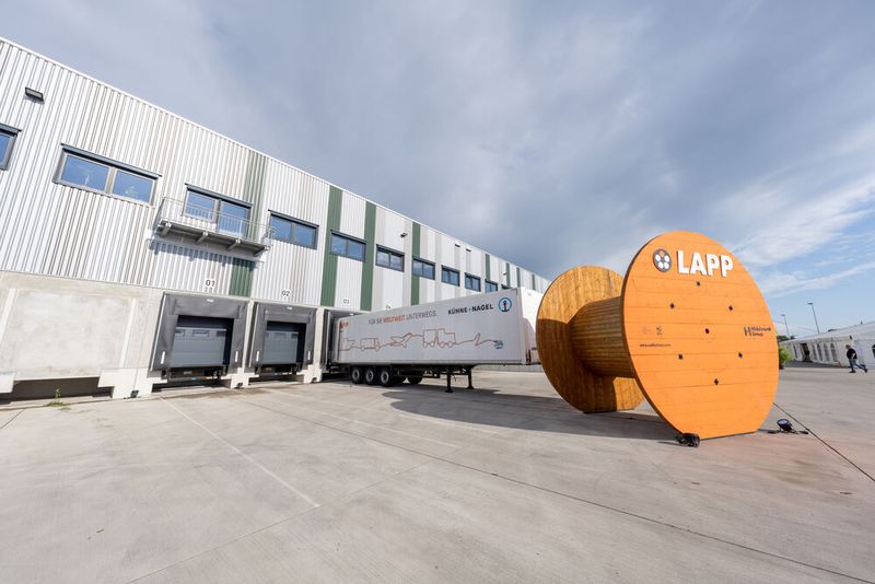 Insbesondere Projekte der Mitarbeitenden haben viel Einfluss auf einen geringen CO 2 -Fußabdruck des Standorts. So stellt das Team derzeit eine autarke Ladestation in Eigenproduktion her. Sie wird durch Solarstrom und eine Miniwindkraftanlage betrieben. (Bild: Lapp/Wolfram Scheible)