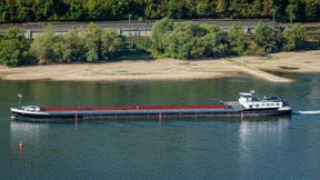 Niedrigwasser auf dem Rhein: bei weiter sinkenden Pegelständen drohen zusätzliche Einschränkungen für die Binnenschifffahrt. (Bild: © iStock I A-Tom)