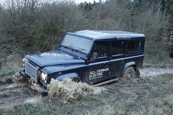 Land Rover zeigt den Electric Defender, eine Elektroversion der 4x4-Ikone, der von einem 70-kW-Elektromotor angetrieben wird (Bild: Land Rover)