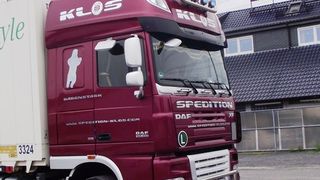 Laut Fuhrparkleiter Eduard Klos haben sich die Fahrer über das größere Raumangebot im DAF-Führerhaus gefreut. (Bild: TVS)