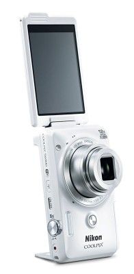 Red Dot Award 2015-  Kompaktkamera Coolpix S6900 von Nikon: Die Coolpix S6900 eignet sich besonders für die Aufnahme von Selbstporträts. Sie besitzt einen integrierten Kamerafuß sowie einen Auslöser an der Vorderseite. Ihr 3“-Touchscreen ist dreh- und neigbar und bietet damit eine hohe Flexibilität bei der Aufnahme. NFC- und Wi-Fi-Funktionen ermöglichen die einfache Übertragung der Fotos auf andere Geräte wie Smartphones oder Tablets. Durch das Objektiv mit Weitwinkelabdeckung sind auch Selbstaufnahmen in der Gruppe problemlos möglich.  (Bild: Red Dot)