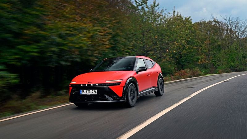Zur Wahl stehen zwei Batterien: 42 kWh (108 kW/147 PS, bis zu 344 Kilometer Reichweite) und 61 kWh (99 kW/135 PS, bis zu 497 Kilometer).  (Bild: Hyundai)