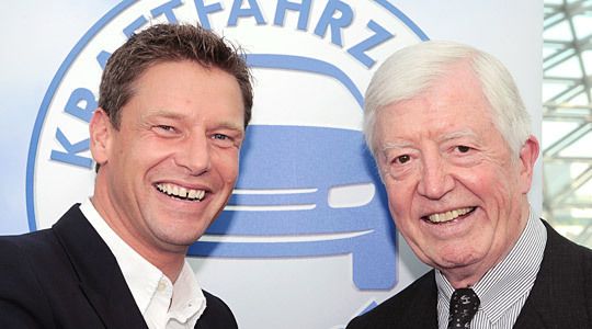 Bernd Mayländer (li.) und Robert Rademacher sind durch die Verkehrssicheraktion des Deutschen Kraftfahrzeuggewerbes „Safety Cars für Safety Kids“, miteinander verbunden. (Archiv: Vogel Business Media)