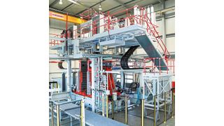 Diese Blasformanlage für Kunststoffteile mit Zusatzaggregat hat Roth entwickelt. Sie gehört zu den größten ihrer Art und steht am Roth-Standort Watertown in den USA. Sie erreicht eine Schließkraft von 300 t. (Roth)