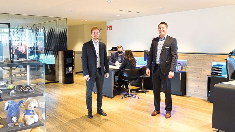 Wenn der Serviceberater (im Hintergrund) seine Kunden perfekt bedienen kann, dann haben Serviceleiter Frank Kirchgäßner (rechts) und der Digitalisierungsverantwortliche Marten Kalmbach (links) alles richtig gemacht.(Bild:  Rosenow/»kfz-betrieb«)