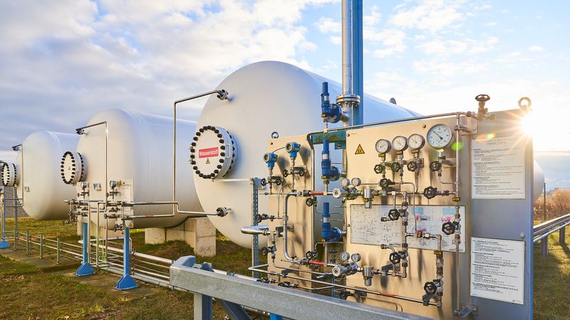 Hybridkraftwerk Prenzlau: Tanks für die Speicherung des grünen Wasserstoffs vor der Auslieferung.(Bild: Enertrag)
