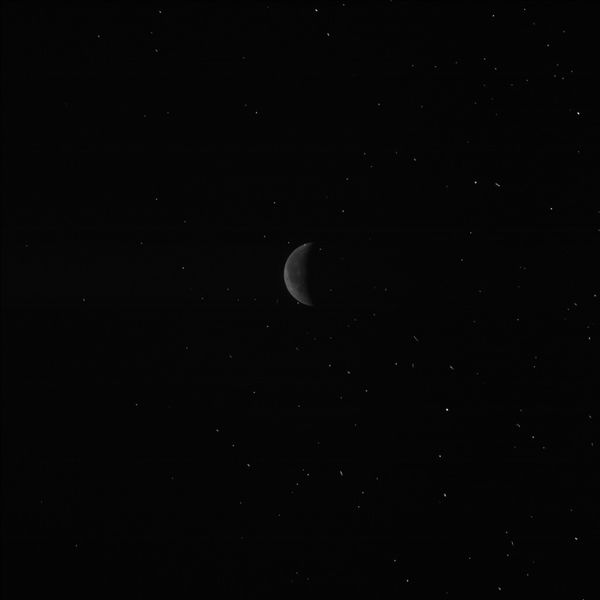 Rosetta fotografiert den Mond: Während des ersten Vorbeiflugs der Kometensonde Rosetta an der Erde am 4. März 2005 nahm Rosettas Navigationskamera um 23.08 Uhr MEZ den Mond auf. Zu dieser Zeit entfernte sich die Sonde bereits wieder von der Erde in Richtung Weltraum. Das Bild wurde künstlich aufgehellt. (Bild: ESA)