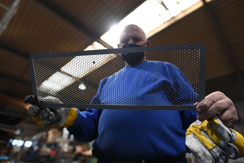 Arbeit trotz Krise: Mit der neuen Geschäftsidee konnt der Lohnfertiger die Auftragsrückgänge während der Coronakrise abfedern. (Bild: Andreas Gebert)