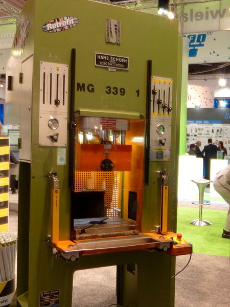 Manchmal ist Nachrüsten besser als neu anschaffen: Diese Presse aus dem Jahr 1987 ist mit Retrofit von Wieland auf den neusten Stand gebracht worden. (Bild: konstruktionspraxis)