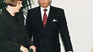 Als Bundesumweltministerin pflegte die heutige Kanzlerin Angela Merkel (li.) den Kontakt zum ZDK. Hier ist sie im Gespräch mit dem damaligen ZDK-Präsidenten Rolf Leuchtenberger (Archiv: Vogel Business Media)