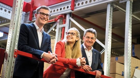 Daniel, Julia und Vorstand Günther Jocher (v.l.) freuen sich über das 20-jährige Unternehmensjubiläum ihres Dienstleistungsunternehmens.(Bild:  Group 7)