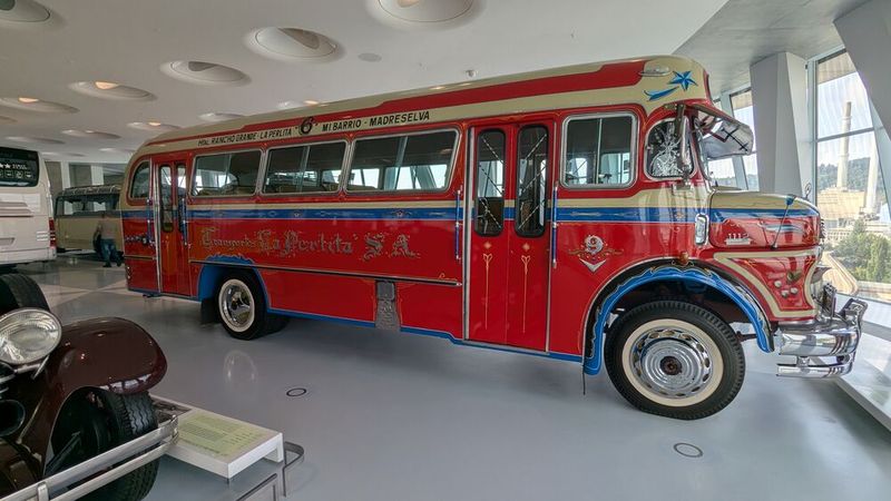 Dieser LO 1112 stammt aus Argentinien. Gestaltet ist der Omnibus im „Fileteado porteño“-Stil. Diese künstlerische Tradition an Fahrzeugen des Personentransports in Buenos Aires mit Schnörkeln, Girlanden, Blumen und Symbolen in bunten Farben entsteht Ende des 19. Jahrhunderts und ziert zunächst Pferdekutschen. Diesen dient „Fileteado porteño“ sogar als Diebstahlsicherung, weil jede Kutsche einzigartig ist. Später führen Busse die Tradition weiter, gehören jahrzehntelang zum Straßenbild der argentinischen Hauptstadt und sind Anziehungspunkte für Touristen. (Bild: Dominsky – VCG)