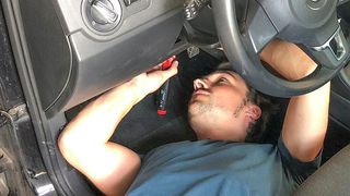 Mit einem Akkulötkolben kann der Mechatroniker auch in extrem unbequemen Zwangshaltungen ungehindert arbeiten. (Busching)