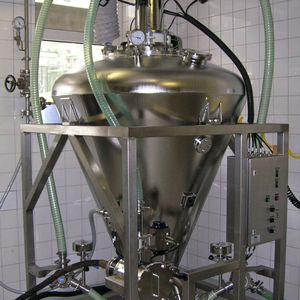 Automatisiert, geschlossen und homogen vermischt – im Batchmixer können Feststoffvolumina bis zu 5000 l verarbeitet werden.