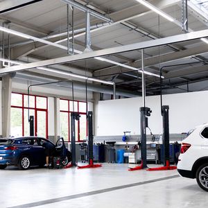 Am neuen Standort in Altenburg wurde die Werkstatt um drei Arbeitsplätze, darunter ein Arbeitsplatz für Karosseriearbeiten, erweitert.(Bild:  Autohaus Kühnert)