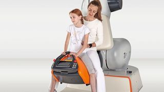 Patienten nach einer schweren Erkrankung durch therapeutisches Reiten wieder mobiler und unabhängiger machen: Das ist das Ziel der sogenannten Hippotherapie. Mit Hilfe von innovativen Technologien und Robotik ist das nun auch ohne Pferde möglich. (Bild: intelligent motion)