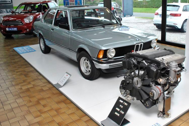 Der PS-starke Oldtimer im Ausstellungsraum ist ein echter Blickfang. (Rubbel/»kfz-betrieb«)