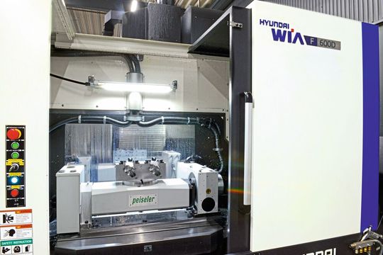 Die Peiseler-Schwenkeinrichtung in der Werkzeugmaschine von Hyundai WIA bei AVCI in Solingen. Von dieser Seite aus bestückt ein Mitarbeiter die Maschine und spannt die zu bearbeitenden Teile ein. Die Peiseler-Schwenkeinrichtung in der Werkzeugmaschine von Hyundai WIA bei AVCI in Solingen. Von dieser Seite aus bestückt ein Mitarbeiter die Maschine und spannt die zu bearbeitenden Teile ein.