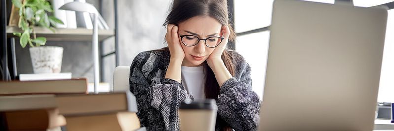 Einer YouGov-Studie zufolge findet die Gen Z an ihrem digitalen Arbeitsplatz nicht die passenden Kommunikations-Tools vor.(©  ZayWin - stock.adobe.com)