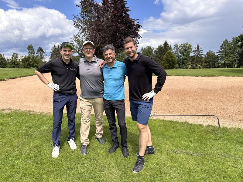 Endlich habe ich auch diese Jungs gefunden, da wir uns ständig verpasst haben: (v. l.) Marco Mautone (Extreme Networks), Torsten Rapp (IBM), Rainer Graf (Axians) und Johannes Lochner (Sportler). (Bild: VOGEL IT-MEDIEN)