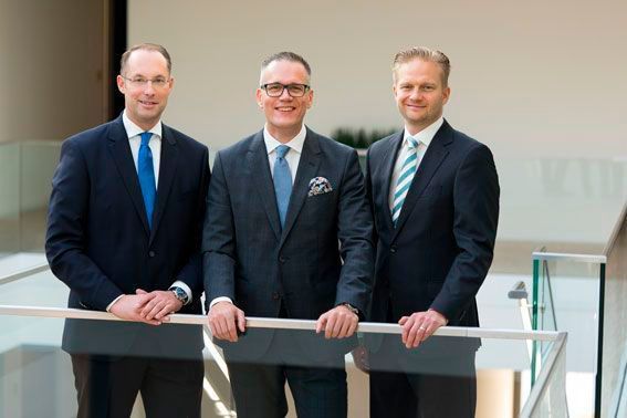 Turck hat die Mehrheit an dem finnischen RFID-Lösungsanbieter Vilant Systems Oy übernommen.  Christian Wolf, Ville Kauppinen und Antti Virkkunen (v.l.) freuen sich auf ihre enge Zusammenarbeit in der Turck-Gruppe. (Turck)