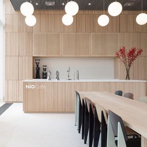 In den Nio-Houses spielen Autos nicht die Hauptrolle. Es gibt dort ein Café, Co-Working-Spaces und meist auch eine Bibliothek.(Bild:  Nio)