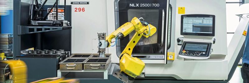 Das Bild zeigt eine Kombination von Technologien: eine Standard-CNC-Maschine, ein Standard Roboter und Standard Messtechnik – kombiniert mit dem Faktor KI. (Bild:  EZU Metallwaren/Thomas Moeller)
