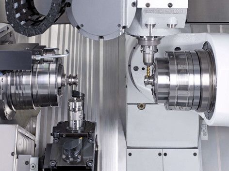 Halbierte Durchlaufzeiten und damit doppelte Produktivität in der Stangenbearbeitung: Bei der FZ12 MT ist zeitgleiches Drehen und Fräsen möglich. (Bild: Chiron)