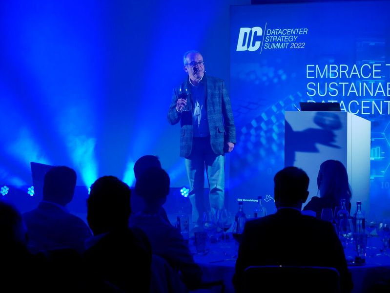 Seine Botschaft und seinen Appell an die Datacenter-Community untermalte er humoristisch mit Film-Clips aus Hollywood-Klassikern. (Bild: Vogel IT-Medien GmbH)