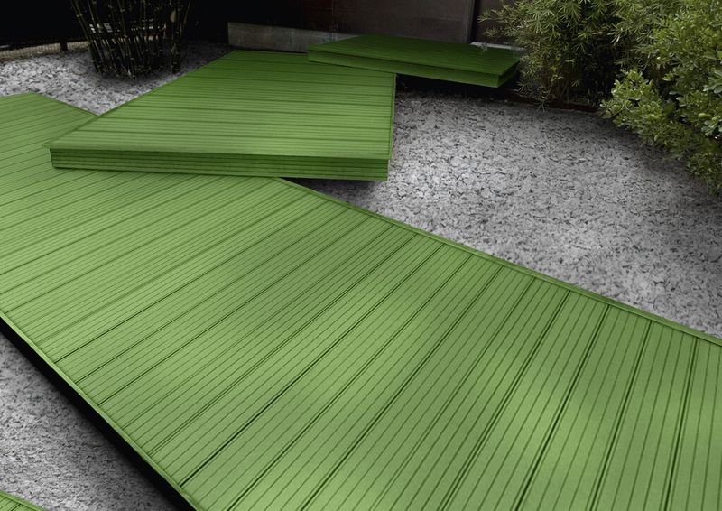 Bild 9: Mit den hitzebeständigen anorganischen Pigmenten aus demSortiment Colortherm lassen sich Wood Plastic Composites witterungsbeständig einfärben. Die Verbundwerkstoffe aus Holz und thermoplastischen Kunststoffen eignen sich für Terrassendielen, Fassadenverkleidungen, Geländer, Fensterrahmen. (Bild: Lanxess)