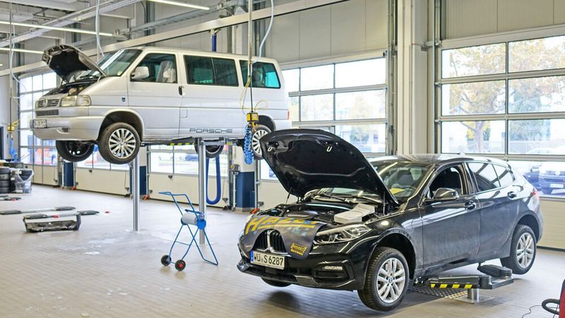 In der Werkstatt auf neuestem Stand der Technik stehen insgesamt zehn Hebebühnenarbeitsplätze zur Verfügung. (Bild: Schreiner/»kfz-betrieb«)