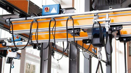 Dieser Kran ist noch mit Schleppleitung und dem sogenannten „Kabelbahnhof“ bestückt.(Bild:  Abus)