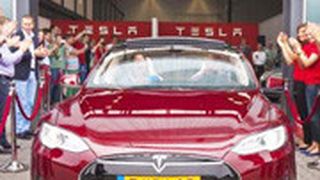 Roter Teppich für den Model S: Der US-Elektroautobauer Tesla hat ein neues Montagewerk im niederländischen Tilburg eröffnet. (Foto: Tesla)