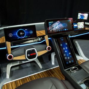 Das Cockpit der Zukunft präsentiert Bosch in seinem eigenen Showcar auf dem Mobile World Congress.