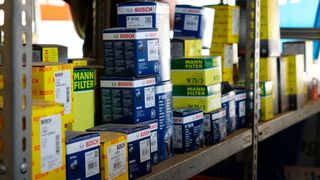 Teile, Teile, Teile – welches Produkt zur Reparatur oder Wartung verwendet wird, hängt maßgeblich von der Werkstatt ab. Die Kunden vertrauen dieser Wahl überwiegend. (Bild: Schreiner/»kfz-betrieb«)