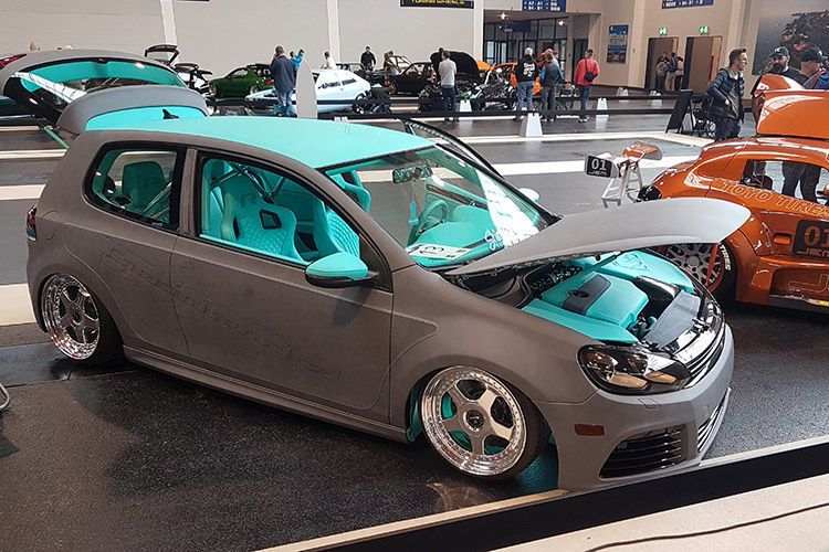 Dieser Golf ist komplett in grauem Leder eingekleidet. Polieren dürfte hier schwierig sein.  (Messe Essen)