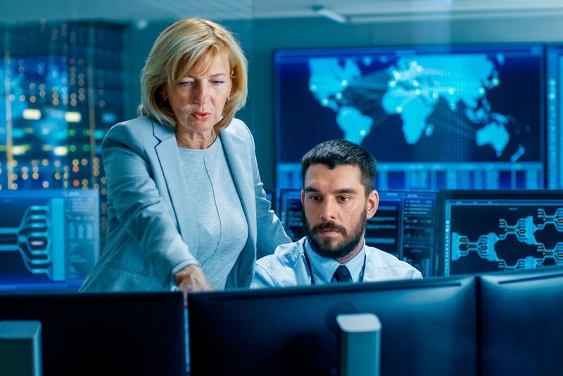 Proofpoint nach fordern Unternehmen von ihren CISOs, KI-Assistenten und öffentliche GenAI-Tools abzusichern und gleichzeitig Innovationen zu ermöglichen, ohne ihnen zusätzliche Ressourcen oder Fachwissen zur Verfügung zu stellen.(Bild: ©  Gorodenkoff - stock.adobe.com)