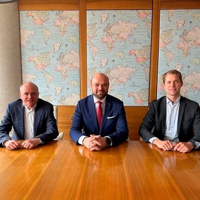 SMS Group will sich nachhaltiger machen und holt sich die Expertise von Metso ins Haus. Von links: Thomas Hansmann, CTO der SMS Group, Sami Takaluoma, Präsident und CEO von Metso, und Jochen Burg, CEO der SMS Group, bei der Unterzeichnung Ende Mai. (Bild: SMS Group)